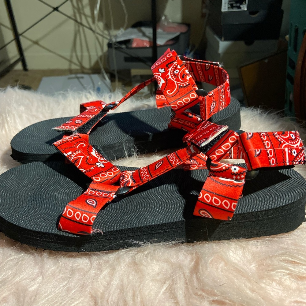 Red sandals - Picture 2 of 3